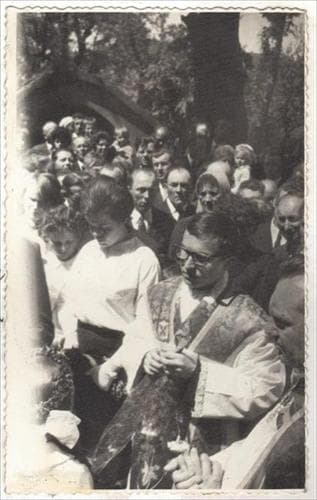Ks. Kazimierz Wyrembelski z rodziną podczas prymicji w Latowicach