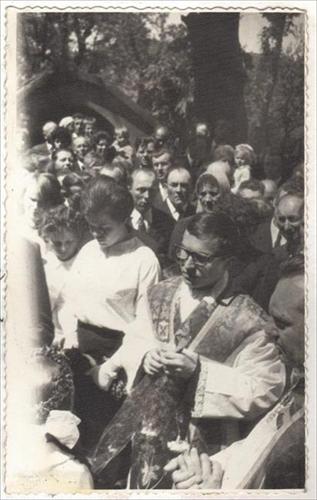 Ks. Kazimierz Wyrembelski z rodziną podczas prymicji w Latowicach